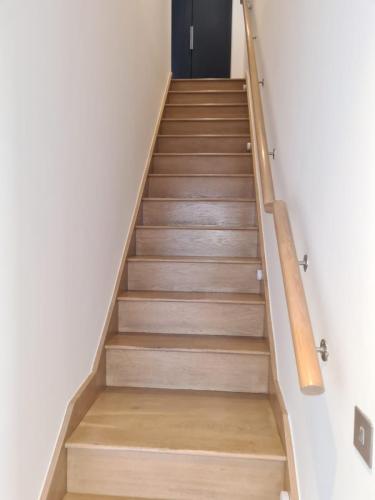 Wooden-staircase-with-vurnished-handrail